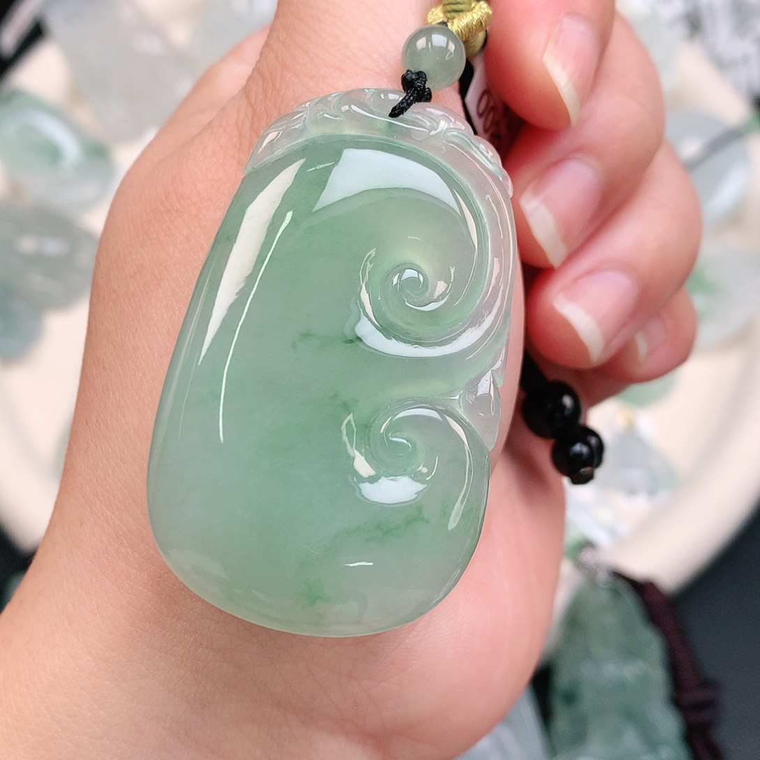 翡翠颈饰未镶嵌冰胶绿大如意51*31*6