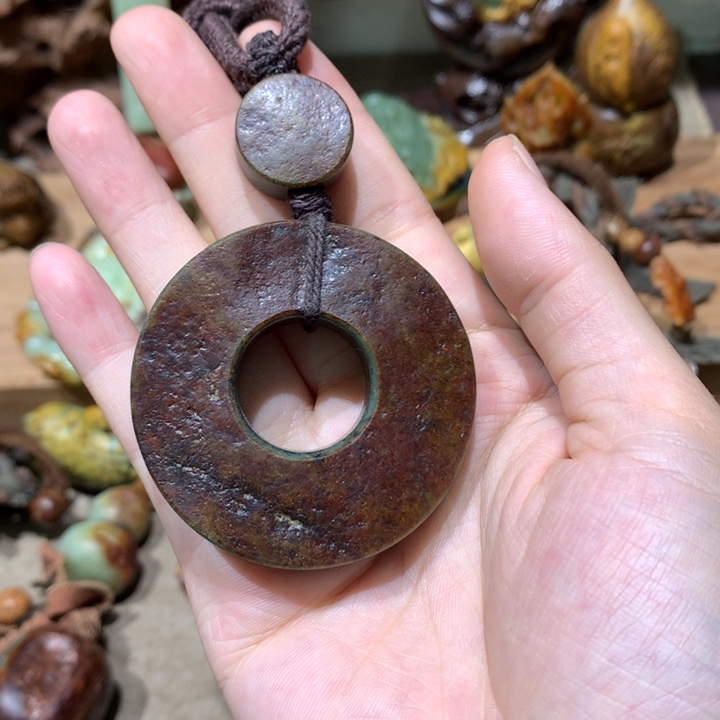 未镶嵌岫岩河磨玉（透闪石质玉）挂件