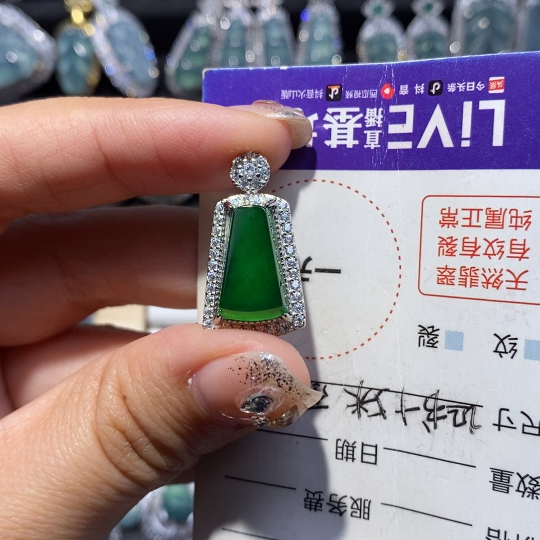 翡翠颈饰未镶嵌翡翠