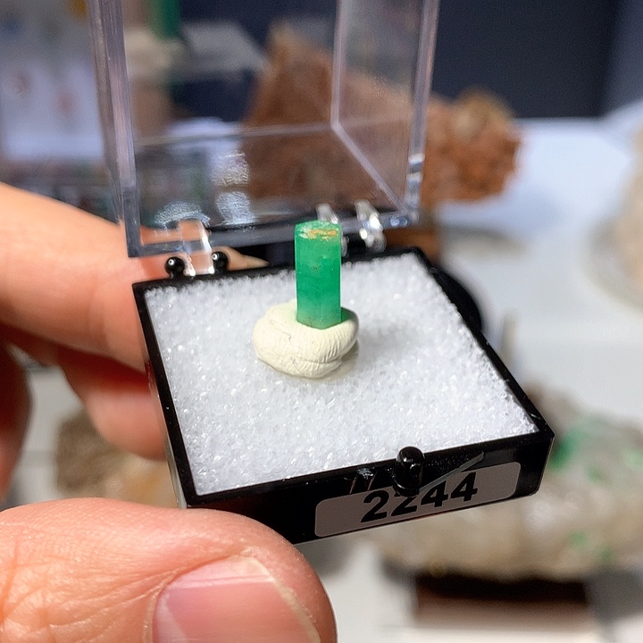 2244三水矿物标本摆件