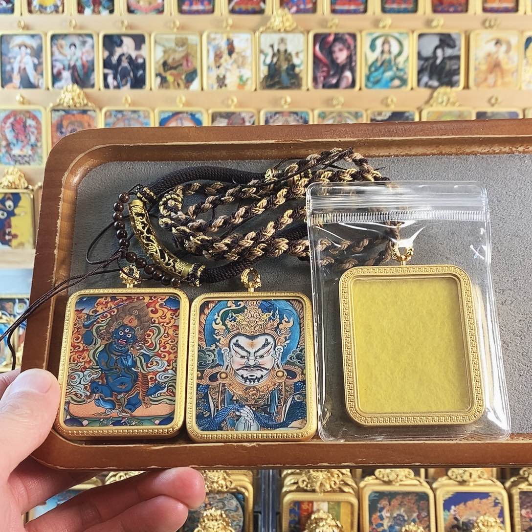 吊坠不动明王白财神唐卡