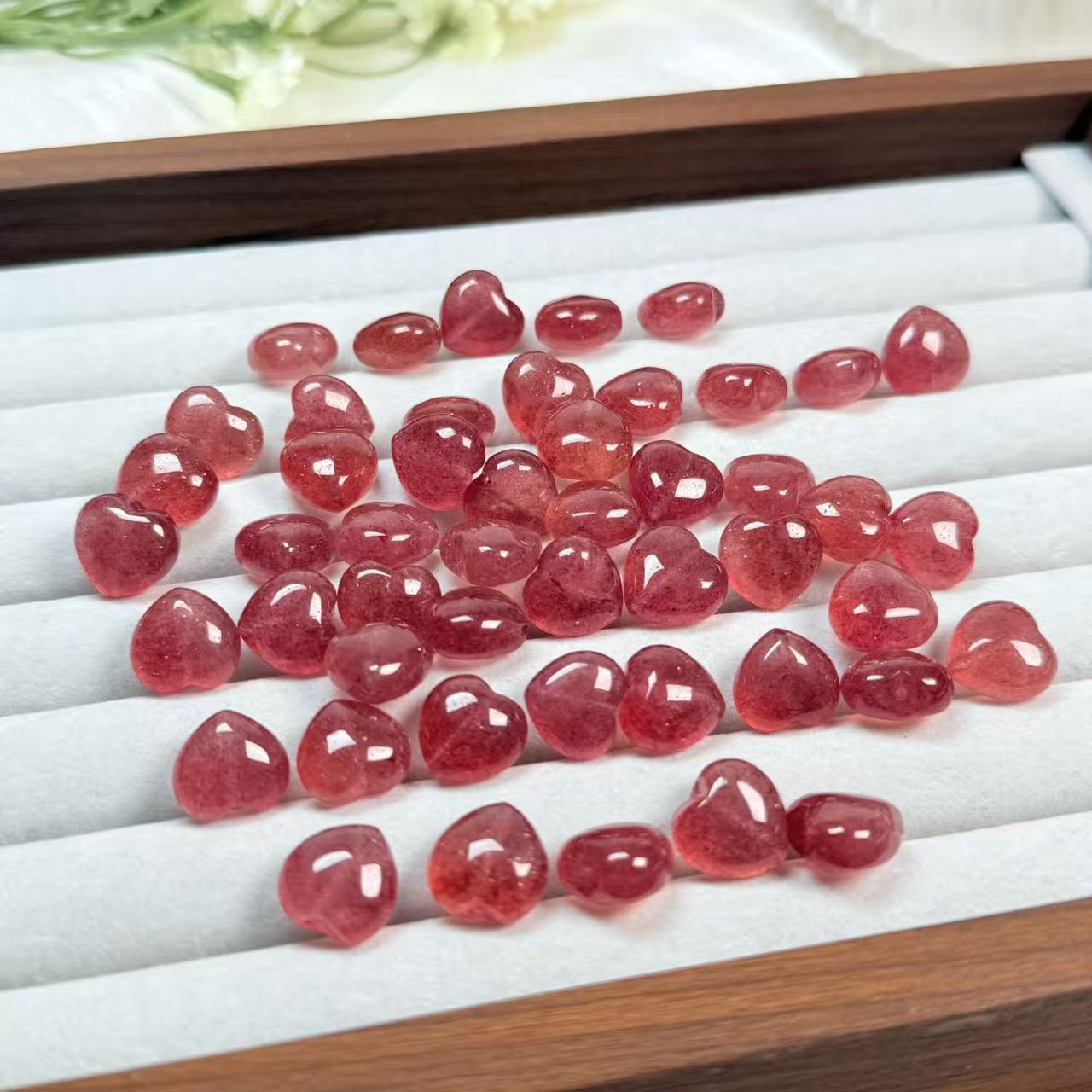 Z813  鸽血红草莓晶爱心珠子  多样性发其一