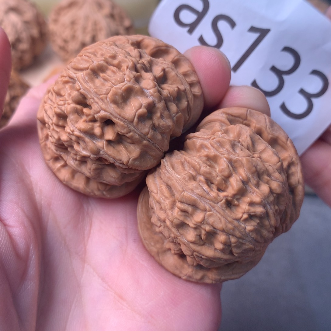 文玩核桃把件粗筋红皮球白44