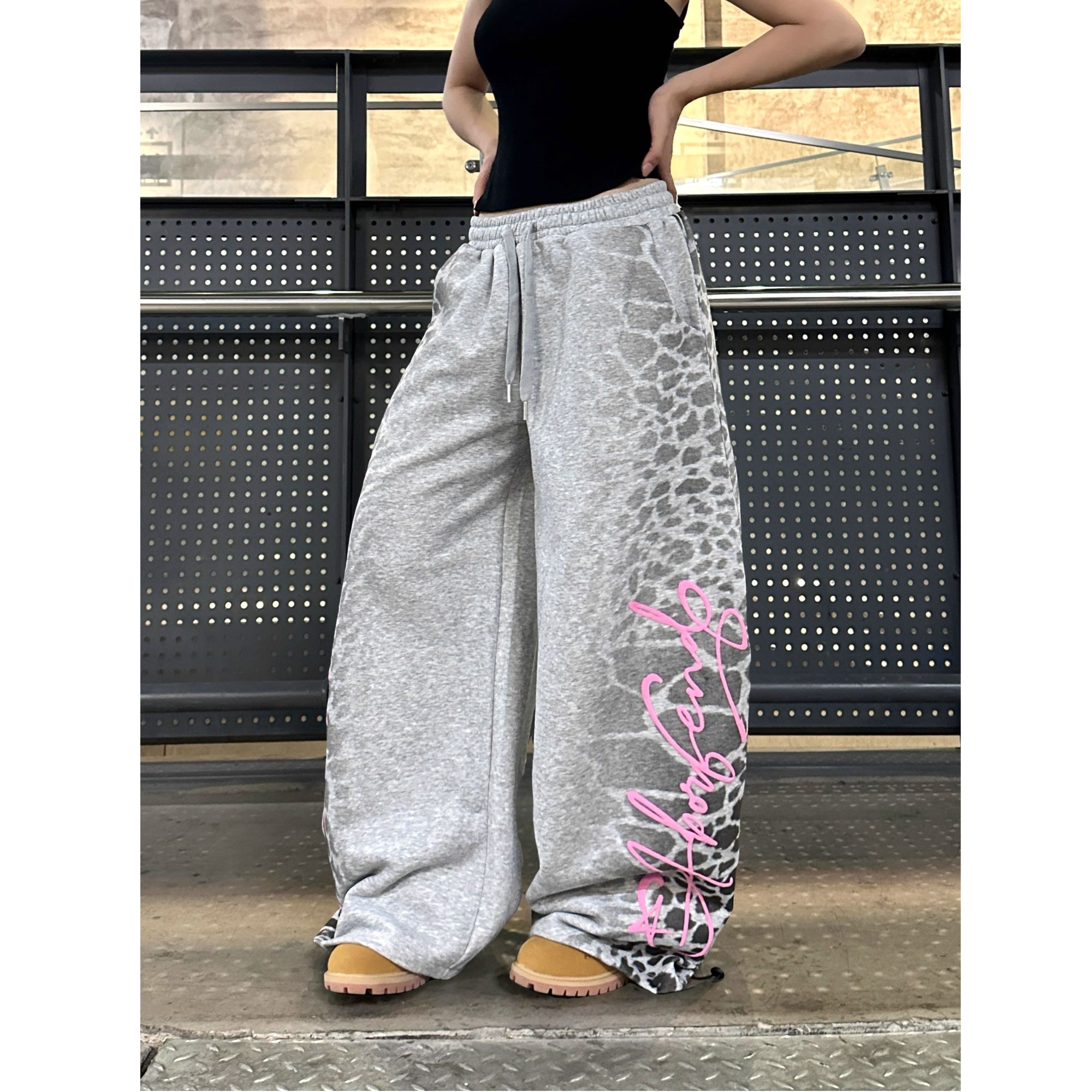 美式豹纹字母印花弯刀卫裤女灰色宽松休闲阔腿裤运动裤