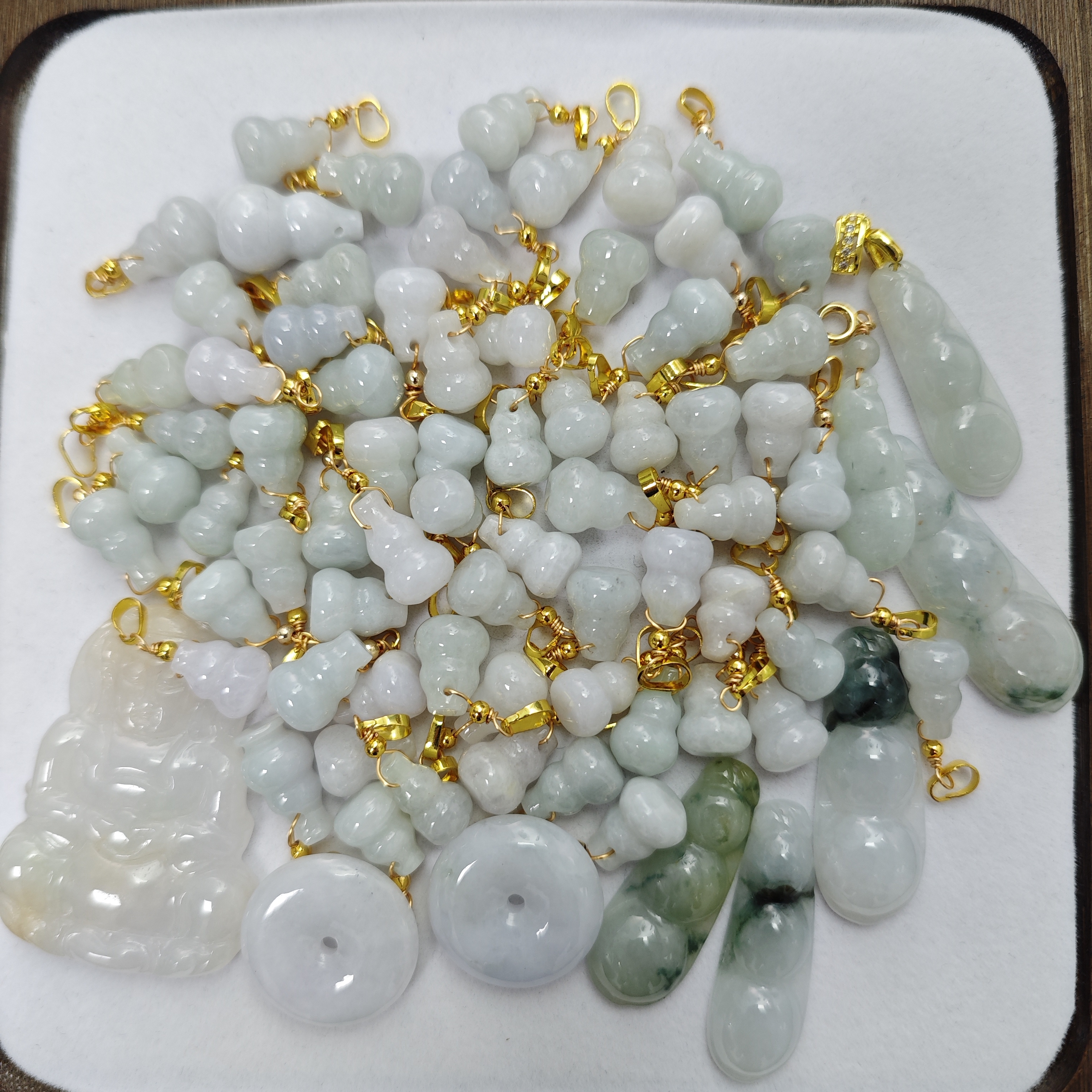 翡翠a货小挂件 随机发一件 有瑕疵