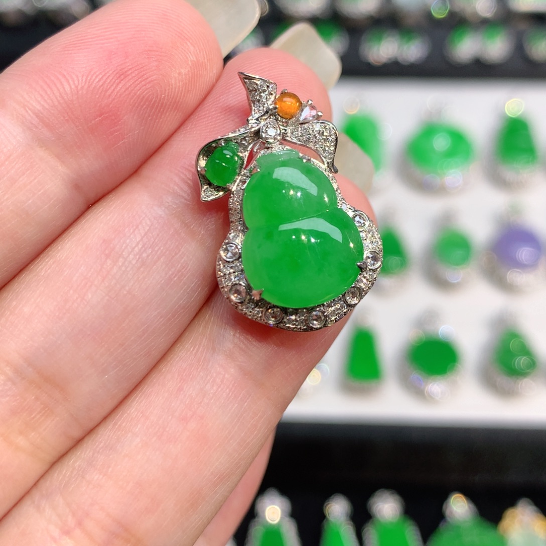 翡翠18K金镶嵌颈饰