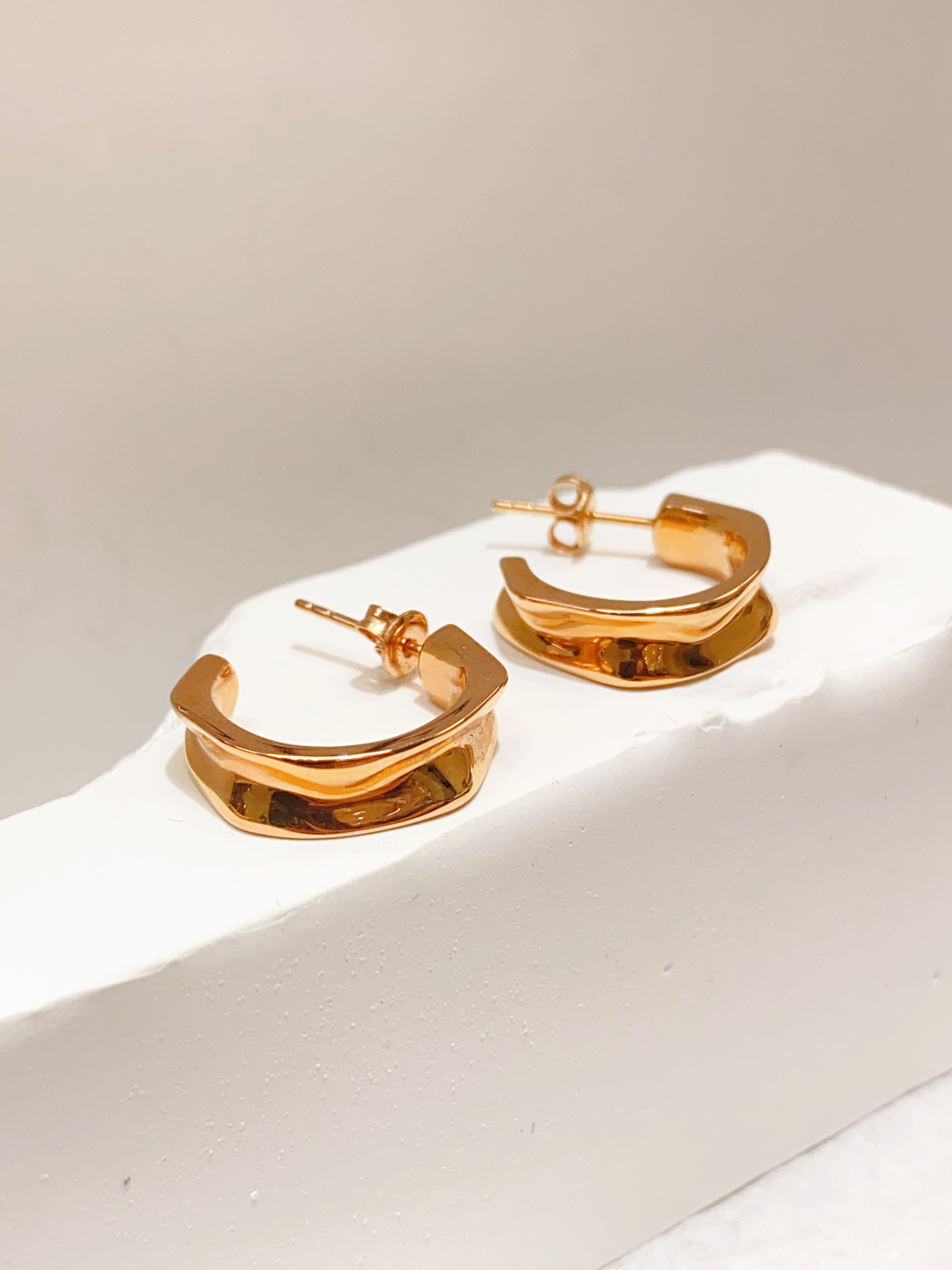 18K 简约立体半扣耳钉