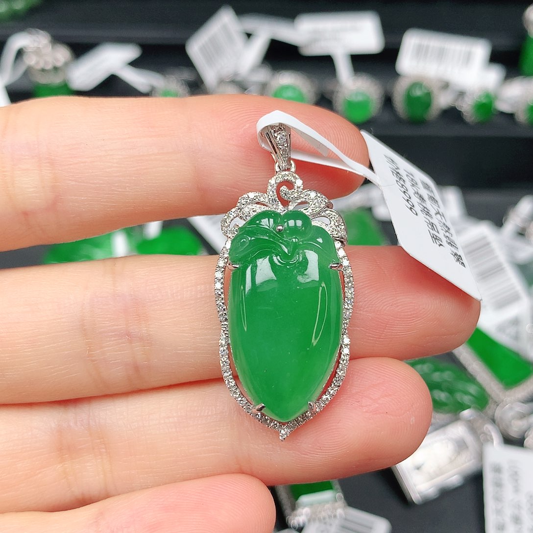 翡翠未镶嵌颈饰寿桃