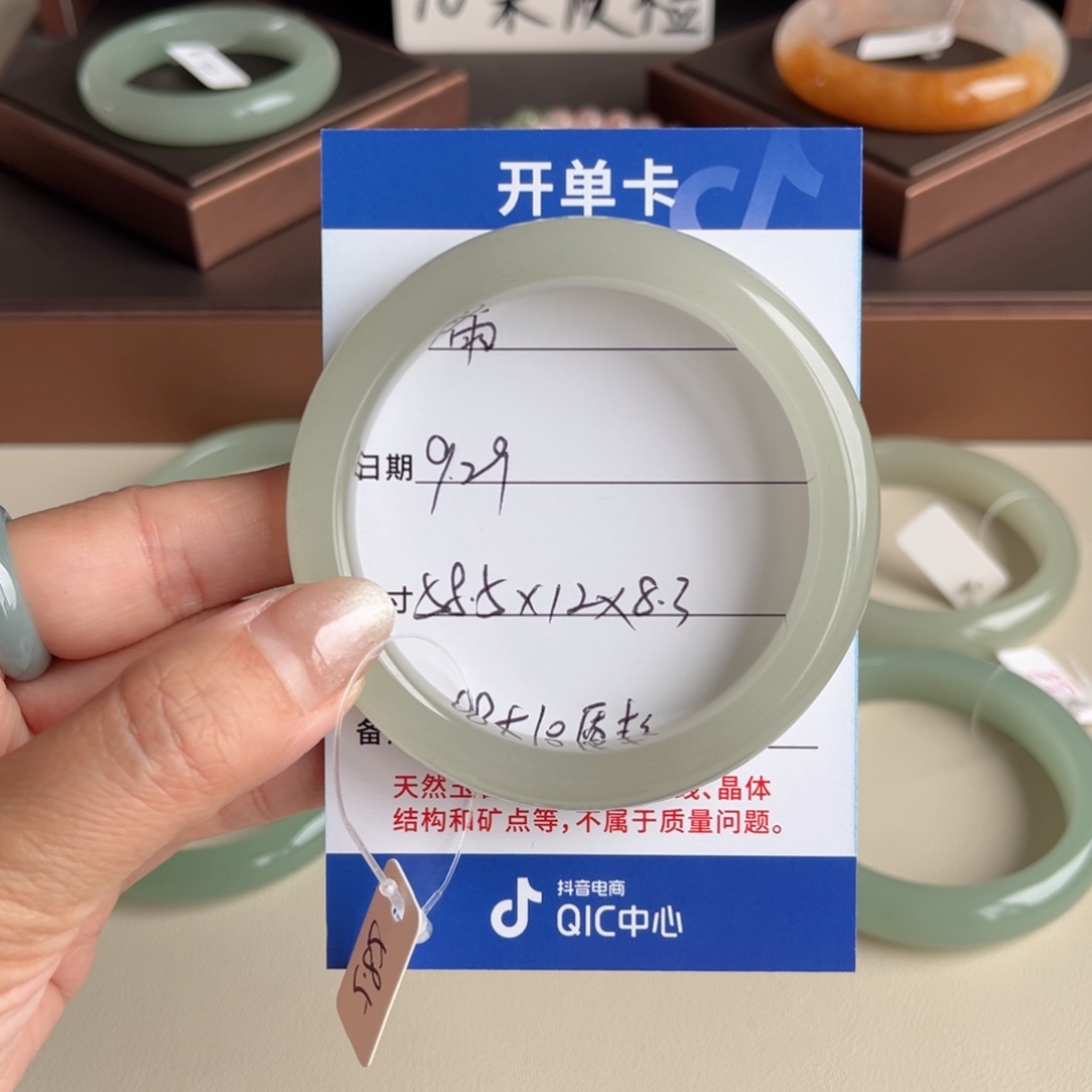 雨***.石英质玉未镶嵌手镯