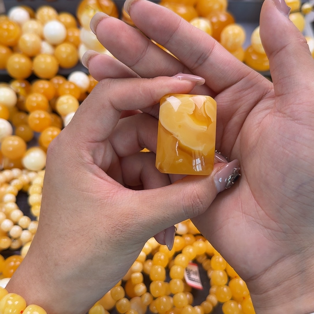 蜜蜡未镶嵌珠宝奇石