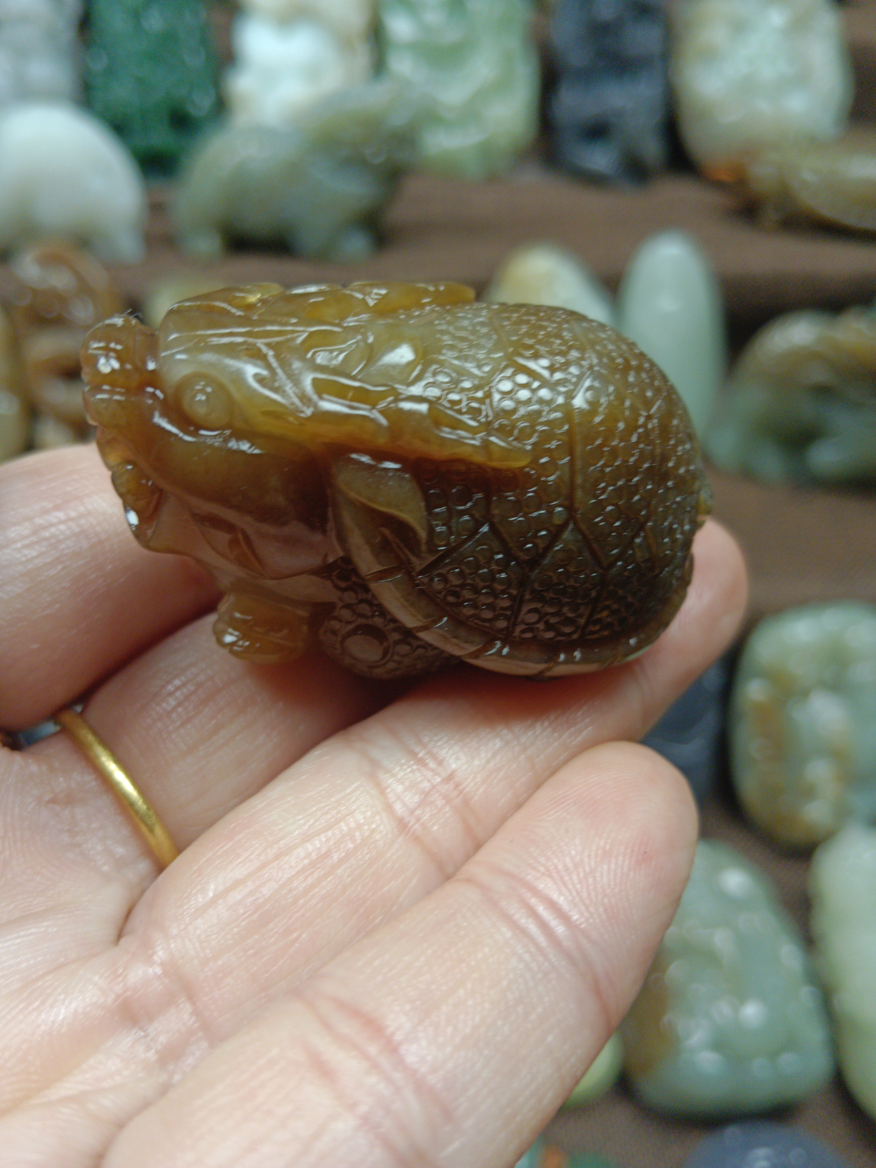 新疆和田玉且末糖龙龟挂件手把件重量54.8克