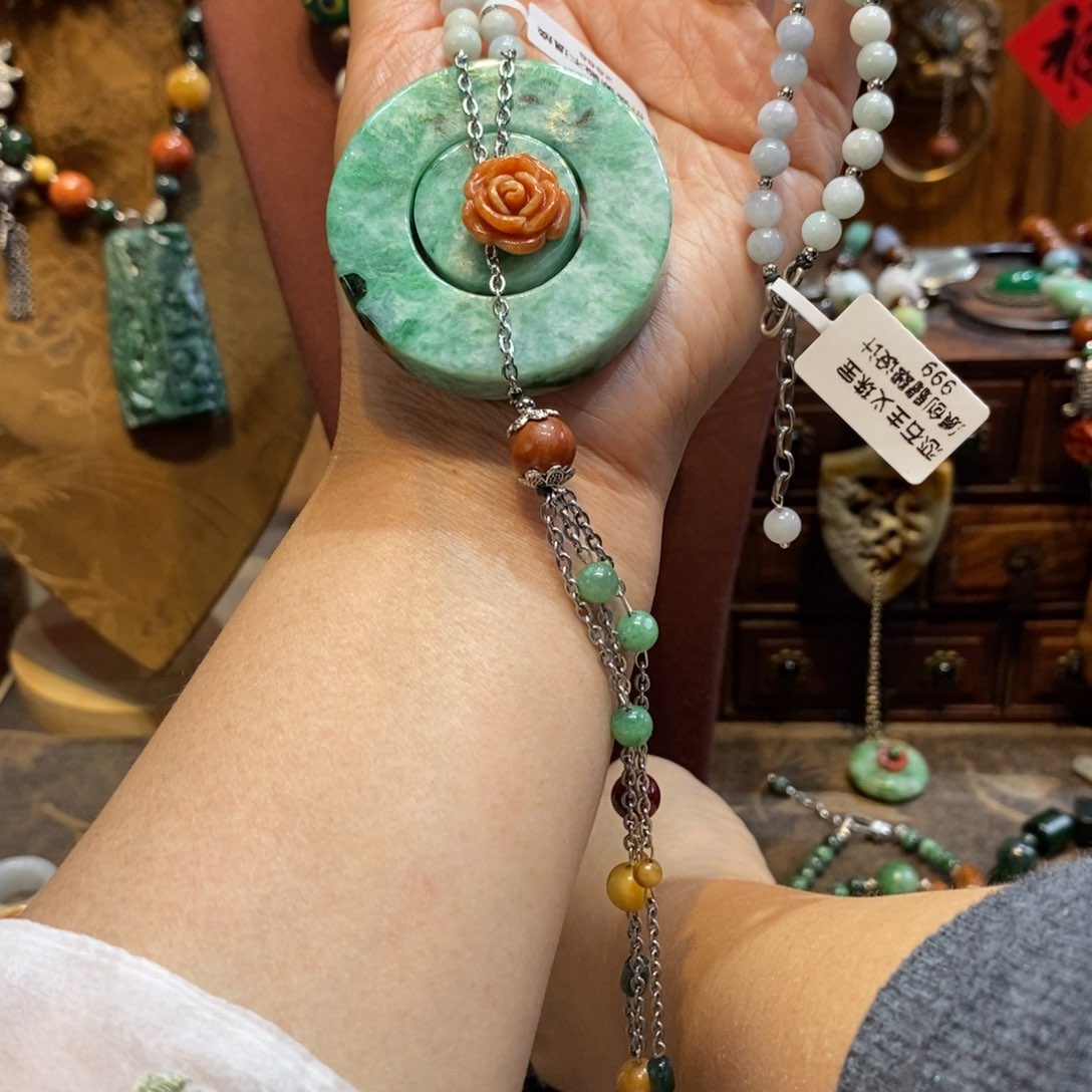 翡翠吊坠(赠链)未镶嵌