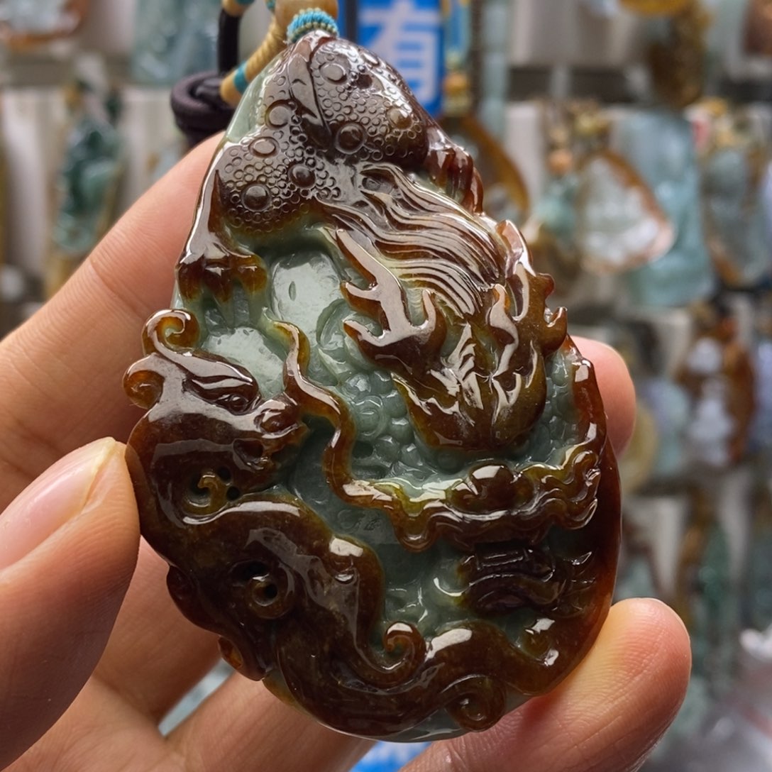 翡翠未镶嵌颈饰龙