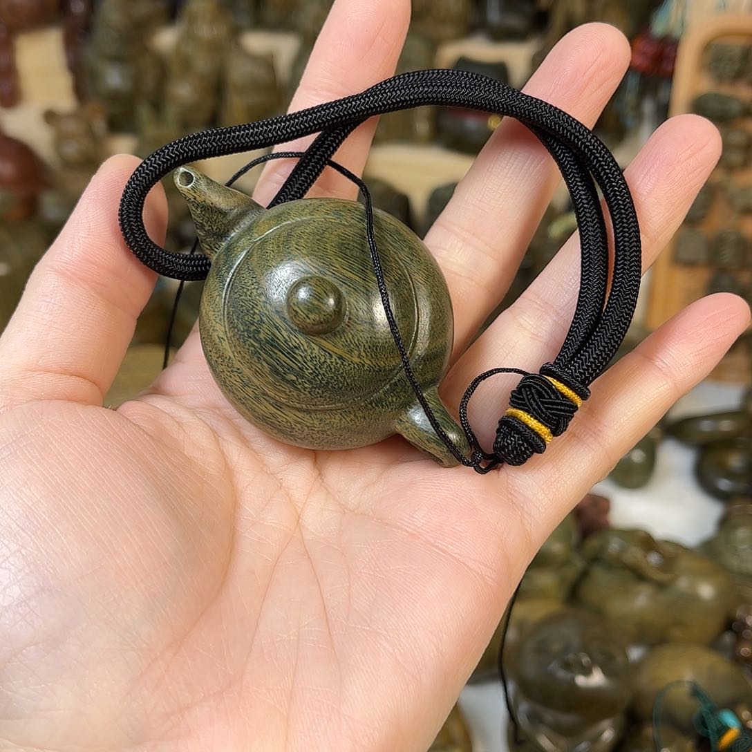 维腊木（绿檀）乱****梦壶手把件