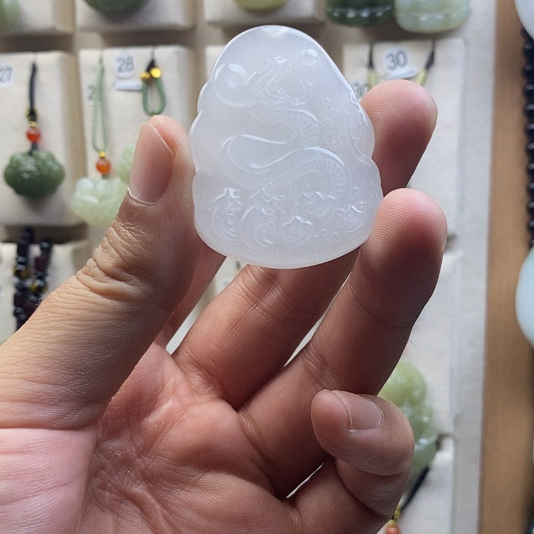 颈饰未镶嵌石英质玉（金丝玉）