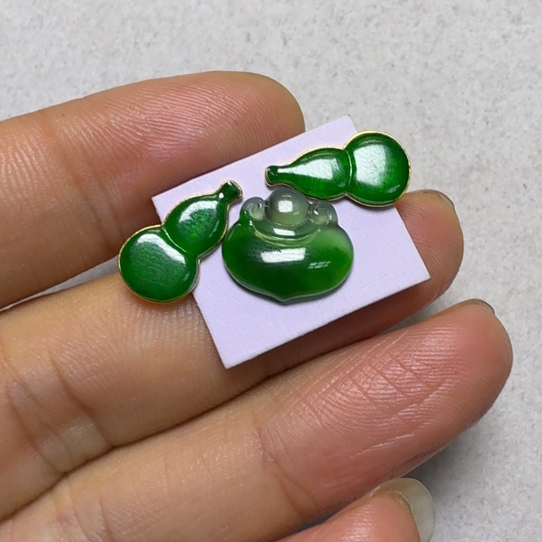 王***妮翡翠未镶嵌颈饰吊坠