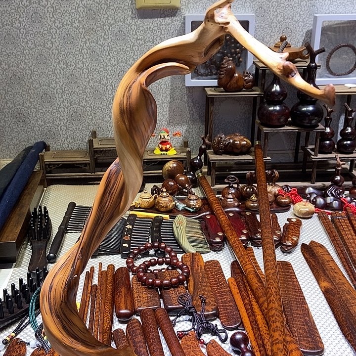 崖柏扭曲根雕一个