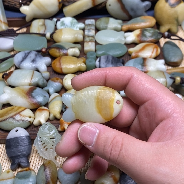 画***的蛇纹石玉未镶嵌颈饰