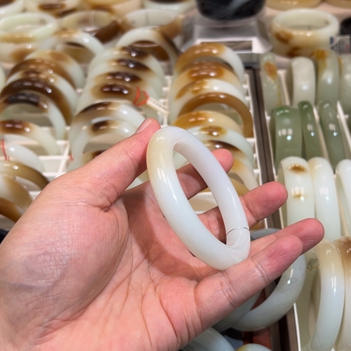 和田玉手镯未镶嵌