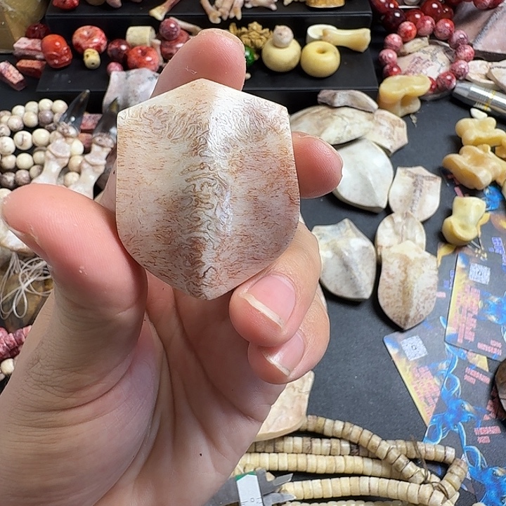 陌****紫金鼠吊坠养殖鹿头骨制作三界牌