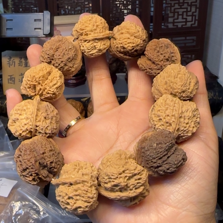 文玩核桃吊坠珊瑚纹蜜桃臀练手