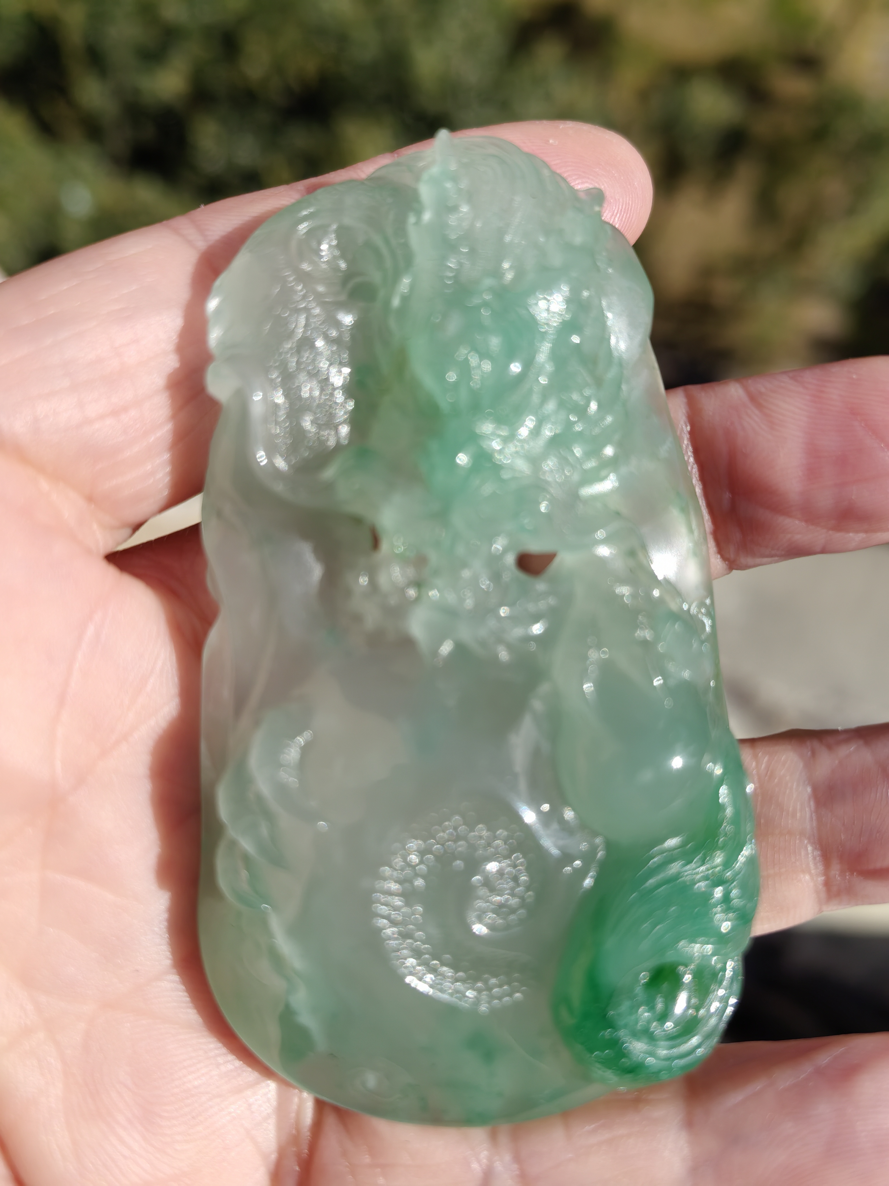 天然玉石非洲翠（独龙玉）纯手工精品吊坠方龙牌高冰飘绿花时尚款