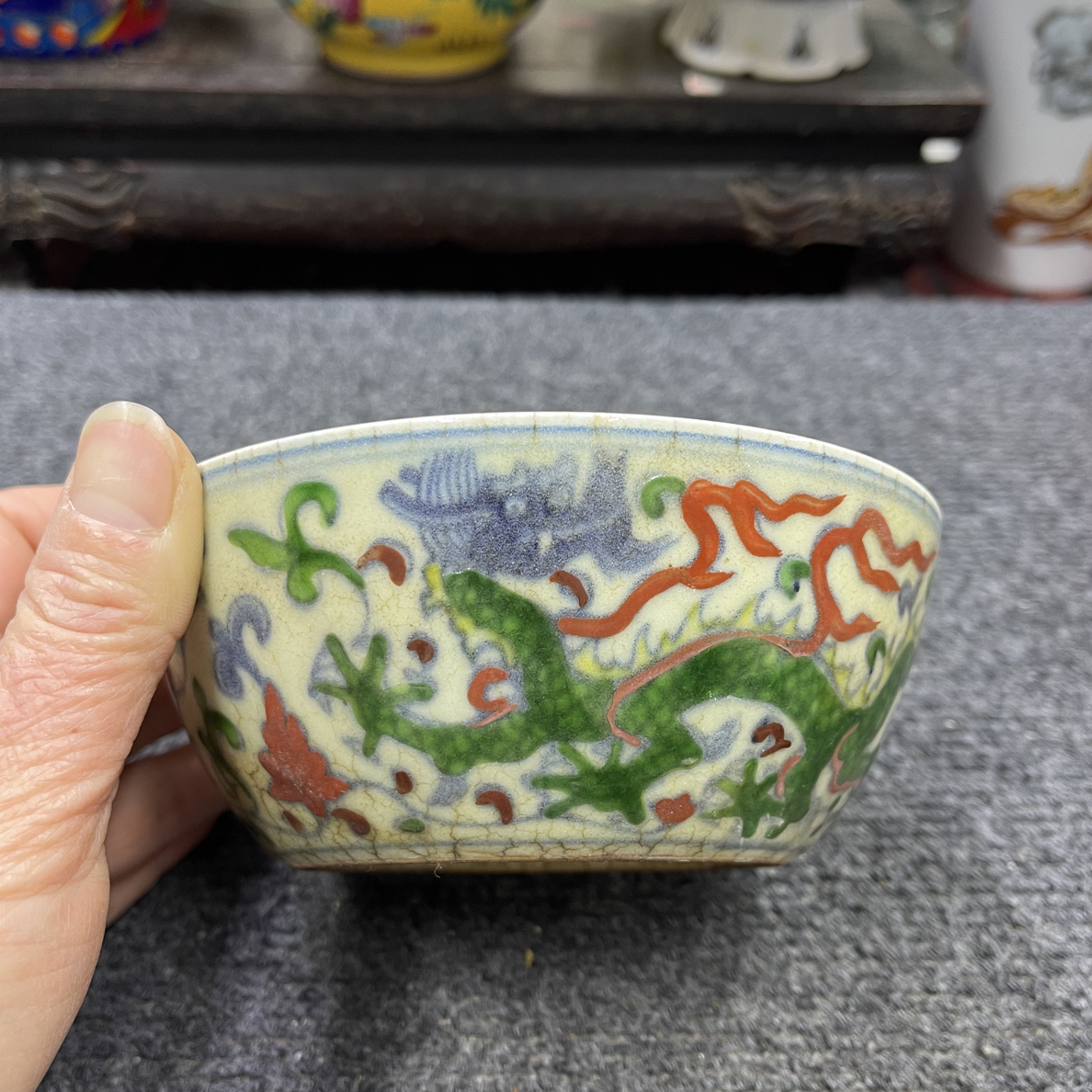 豆青釉满开片龙纹赏碗