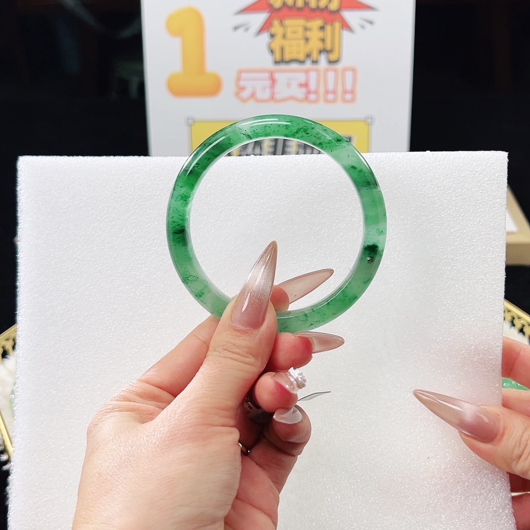 石英质玉手镯未镶嵌不**退