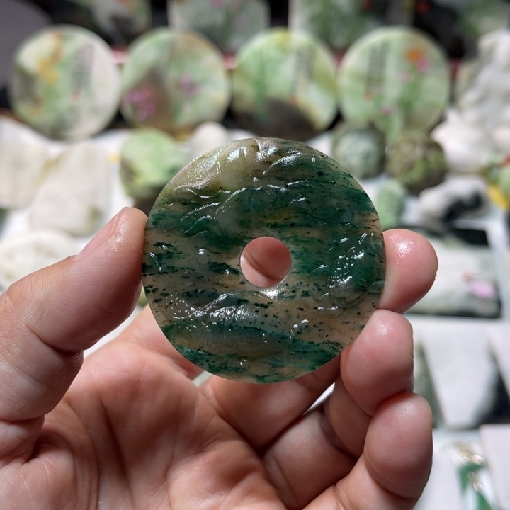 罗***生独山玉未镶嵌颈饰