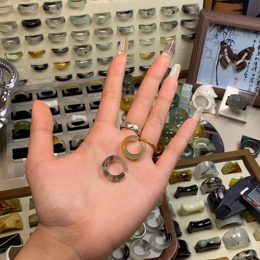 刘***️蛇纹石玉未镶嵌戒指