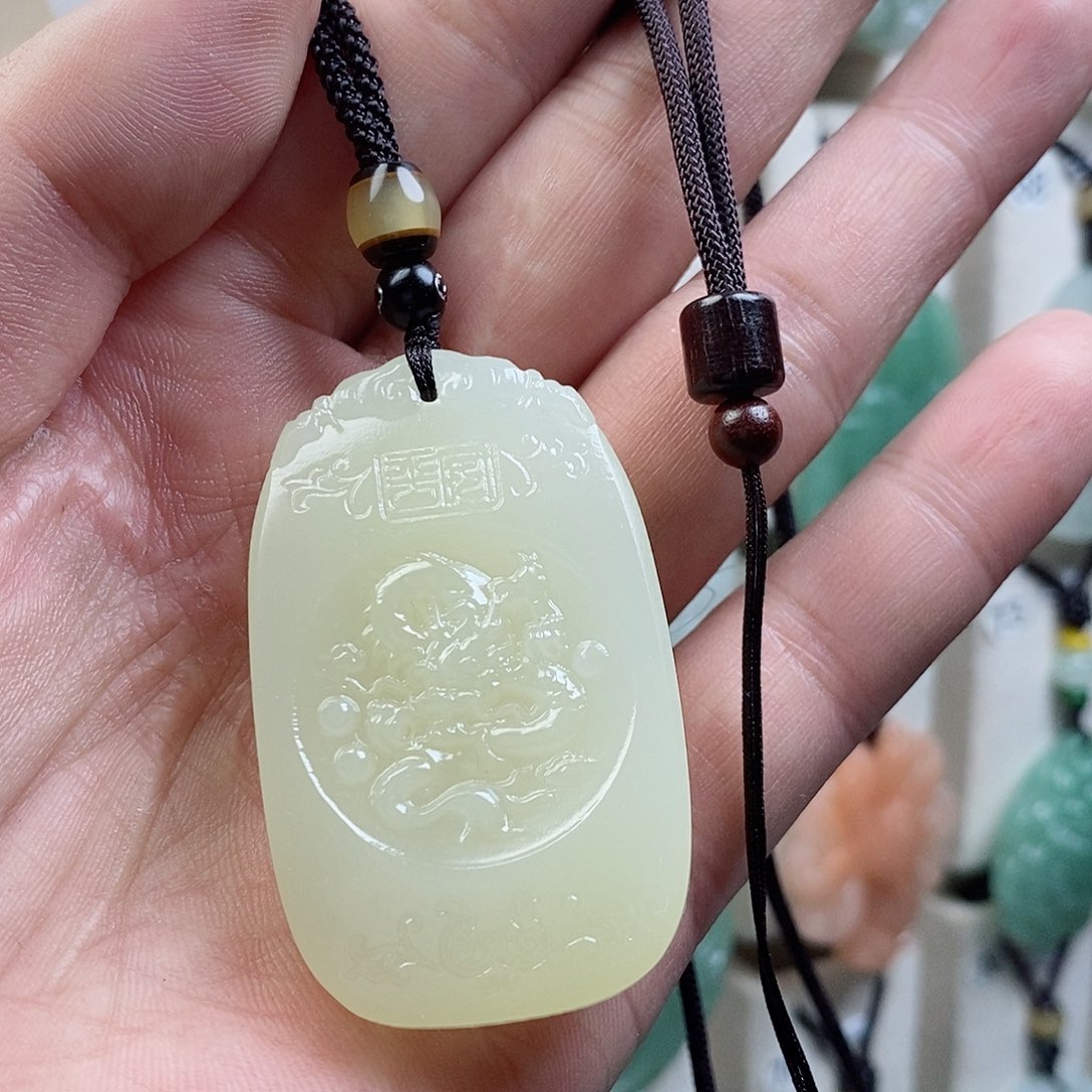 颈饰未镶嵌石英质玉