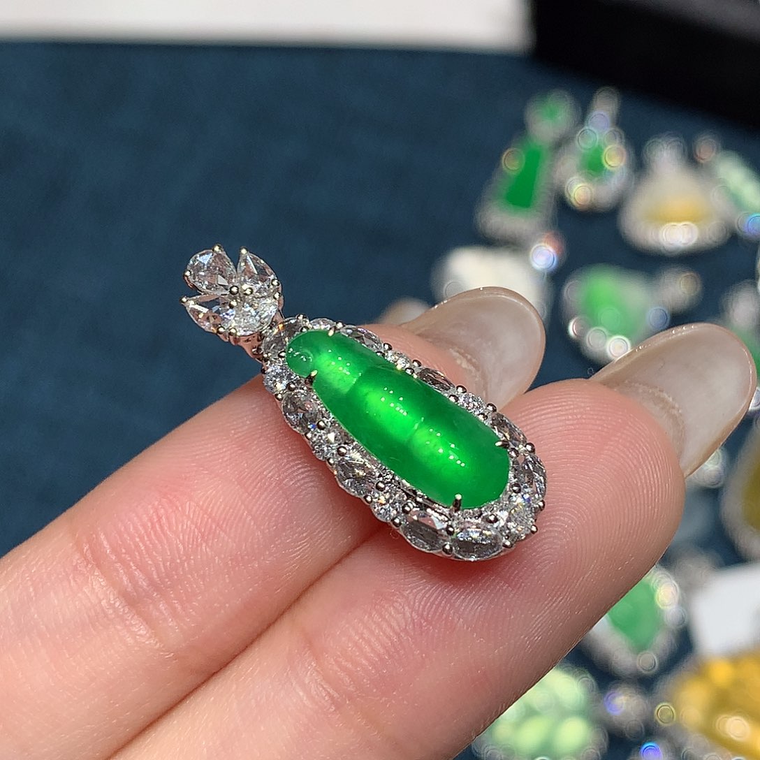 颈饰18K金镶嵌翡翠楊*彦福豆