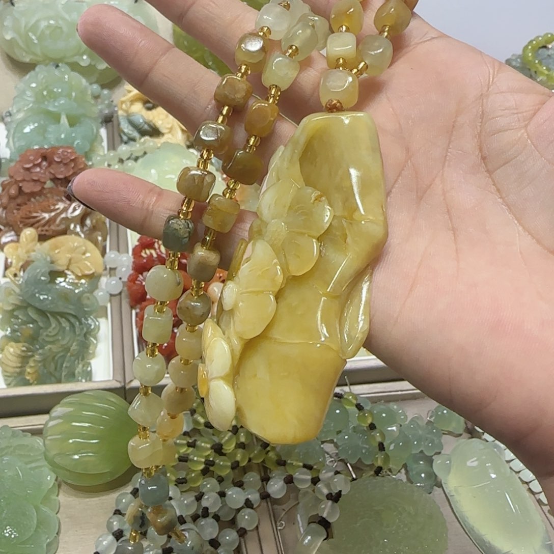 未镶嵌蛇纹石玉吊坠