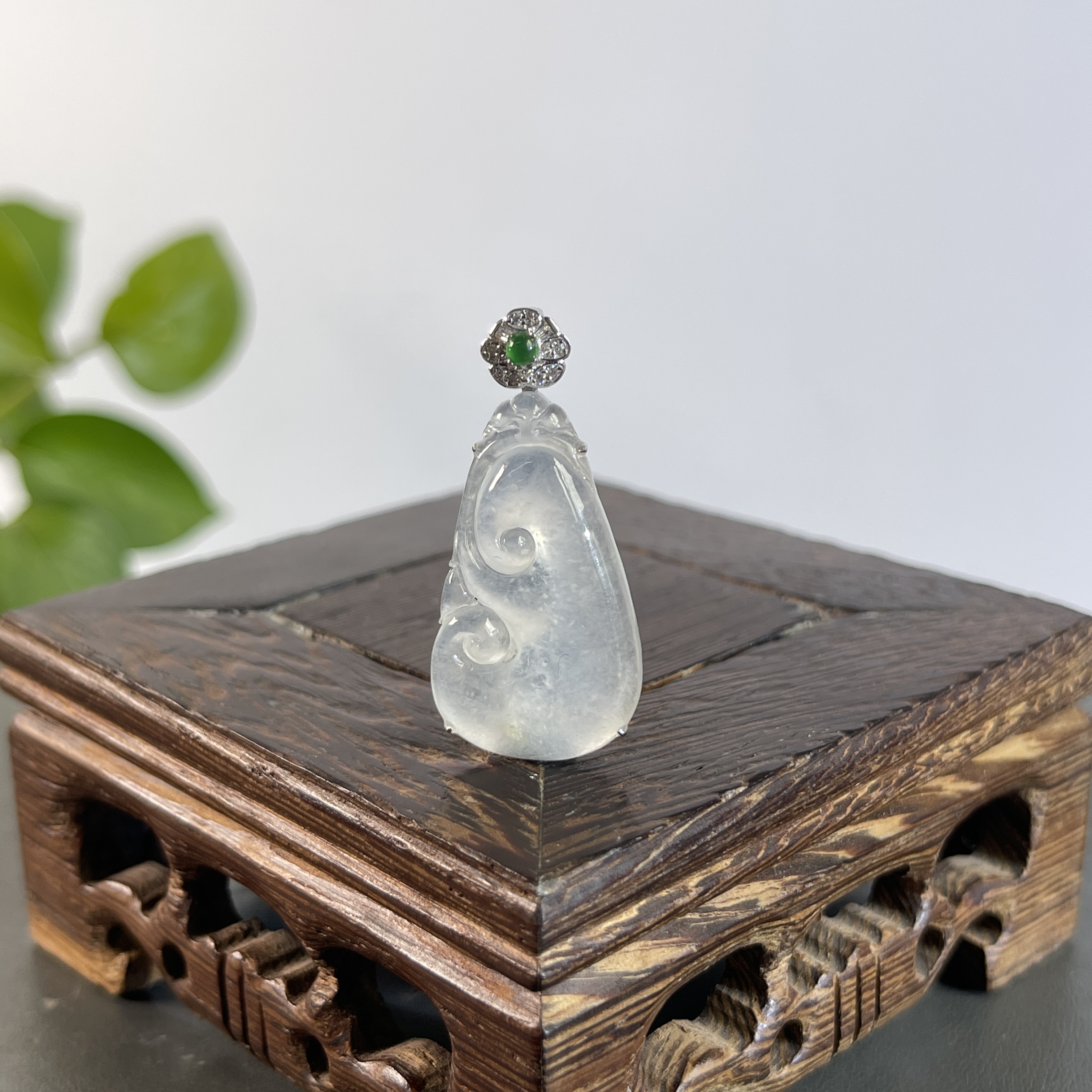 JSW03-126   天然缅甸A货翡翠  18K含钻镶嵌如意