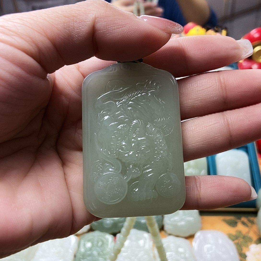 和田玉颈饰未镶嵌梦****?