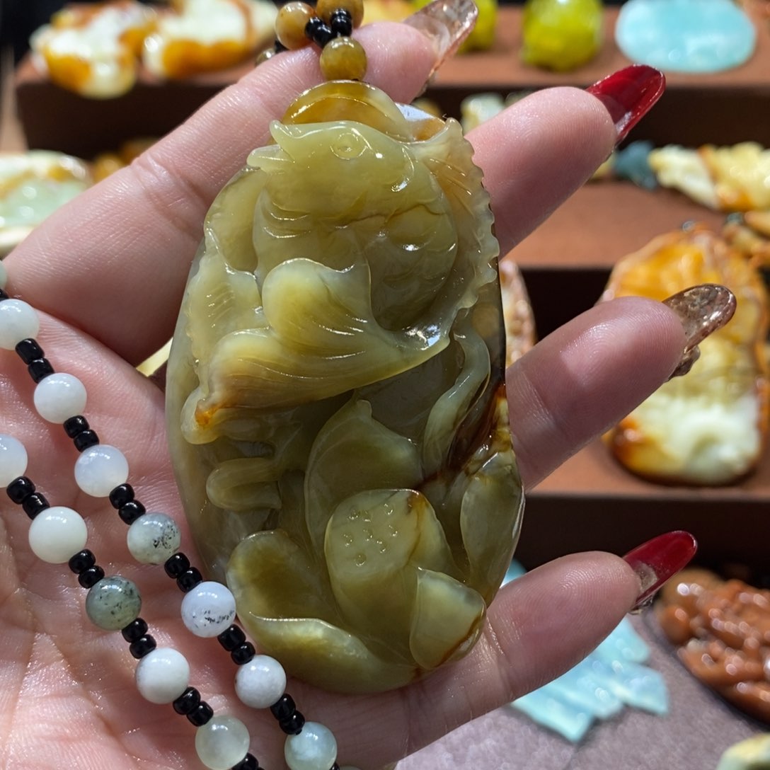 蛇纹石玉颈饰未镶嵌