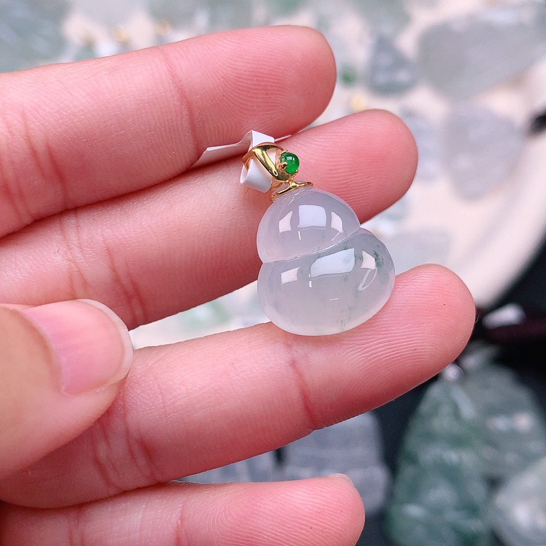 翡翠颈饰18K金镶嵌冰胶飘绿葫芦