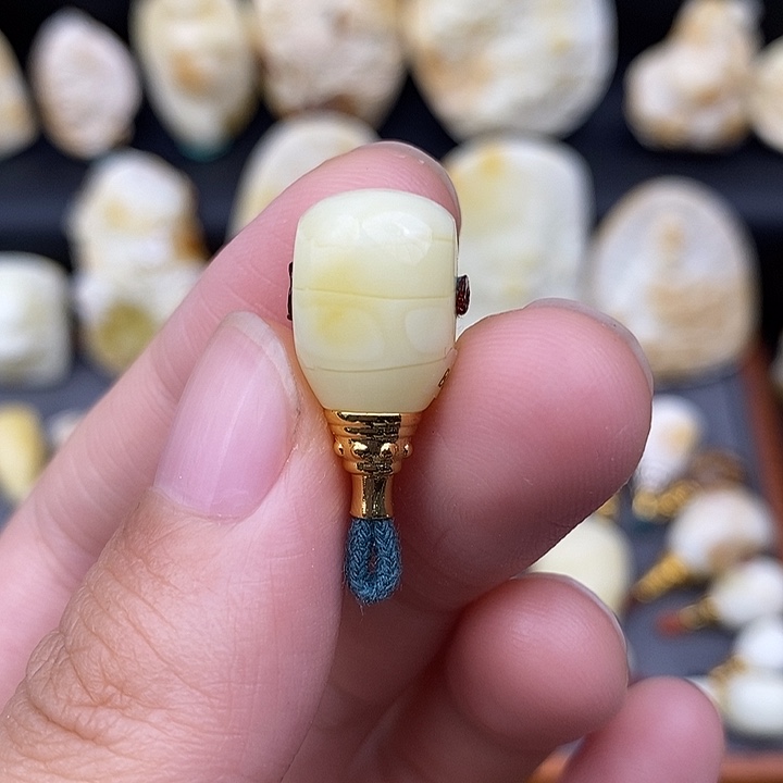 未镶嵌琥珀裸石10三通b655