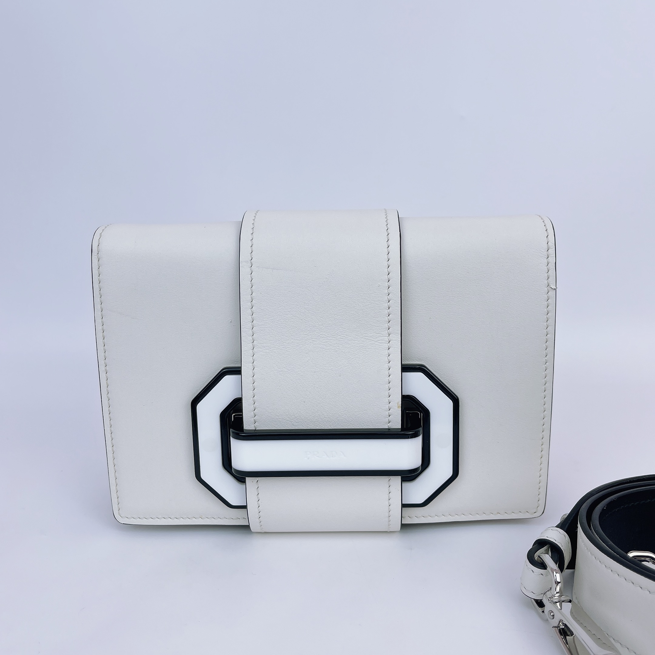 95新 Prada/普拉达 普拉达 白色牛皮单肩包底长20 N731
