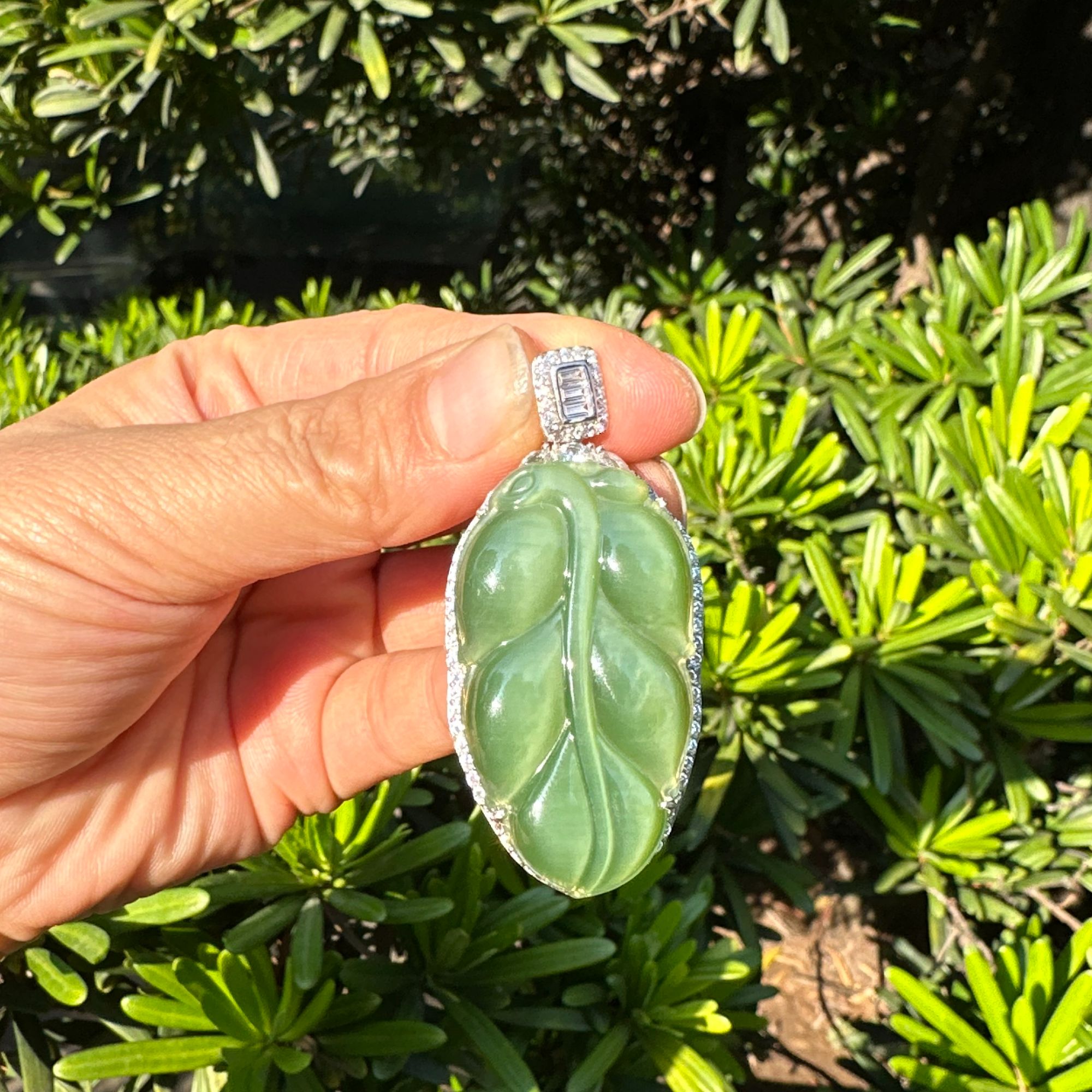 和田玉粉绿猫眼大叶子吊坠裸石40