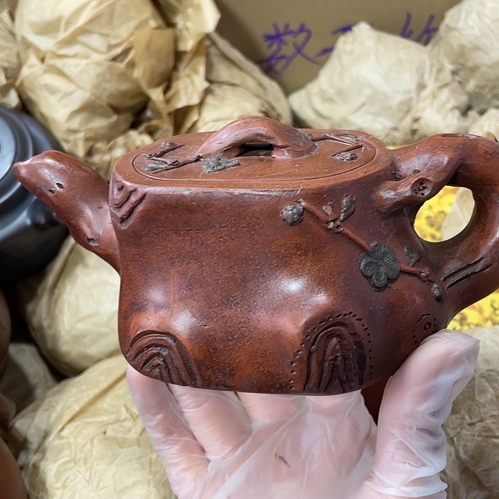 紫砂茶壶原矿泥料，手工制作，一把紫砂壶。