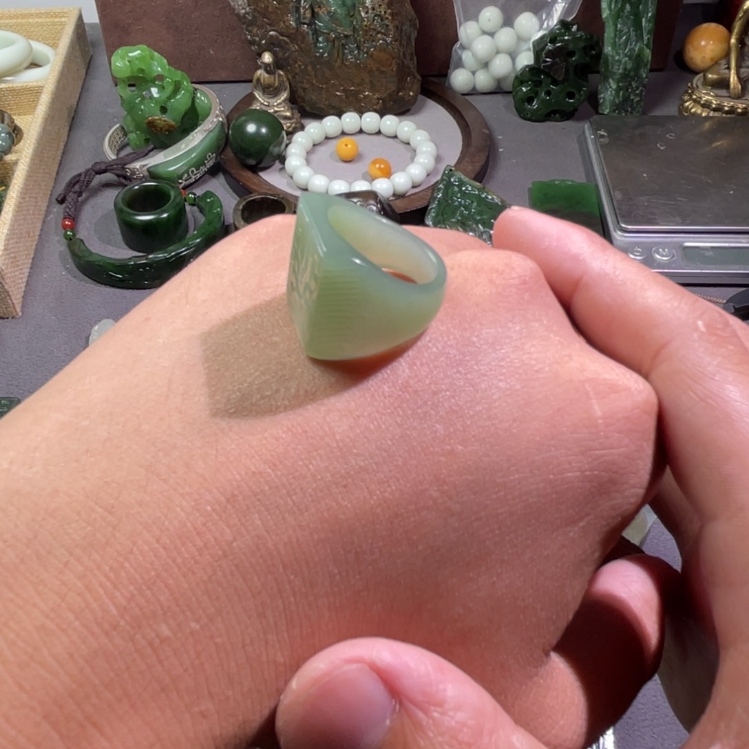 和田玉未镶嵌颈饰骤**瀑