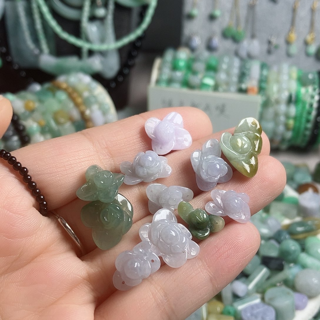 翡翠颈饰未镶嵌小花花