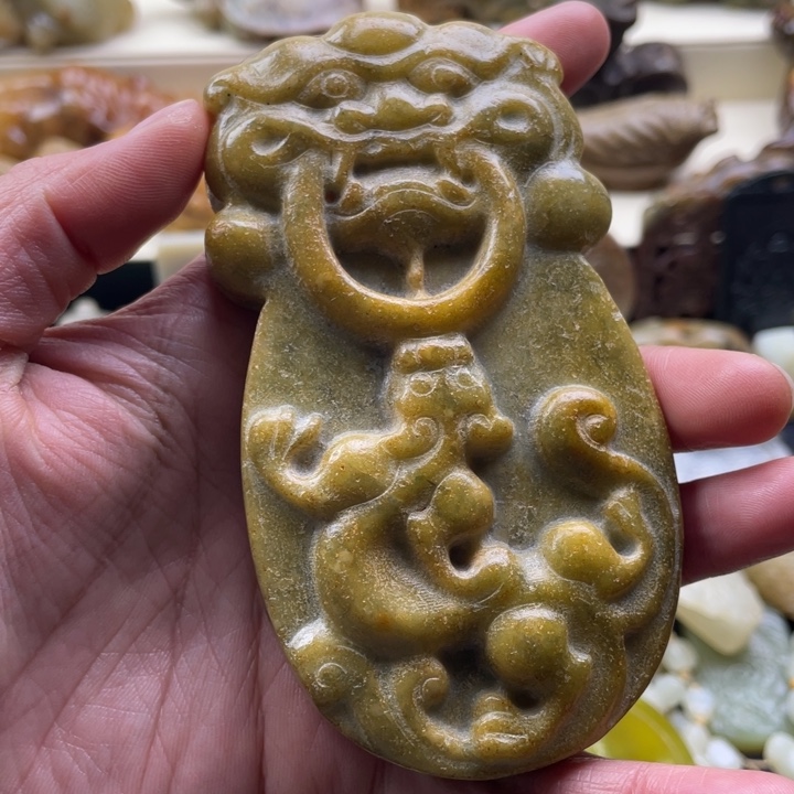 蛇纹石玉颈饰未镶嵌