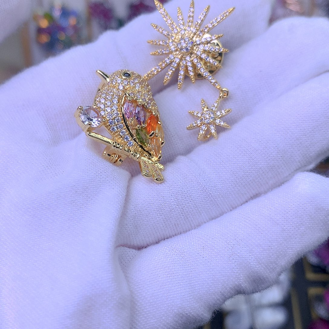 ****韵合成立方氧化锆铜胸针