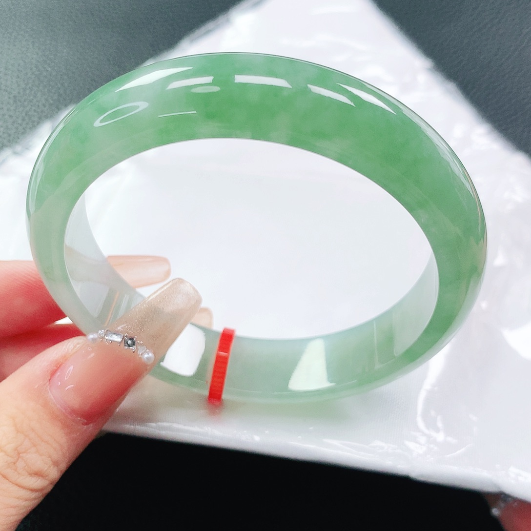 翡翠手镯未镶嵌55圈