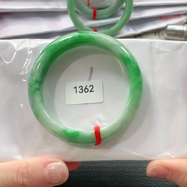 翡翠手镯未镶嵌天然翡翠手镯