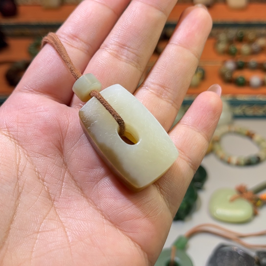 颈饰未镶嵌和田玉开*