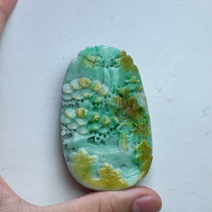 翡翠未镶嵌颈饰山水