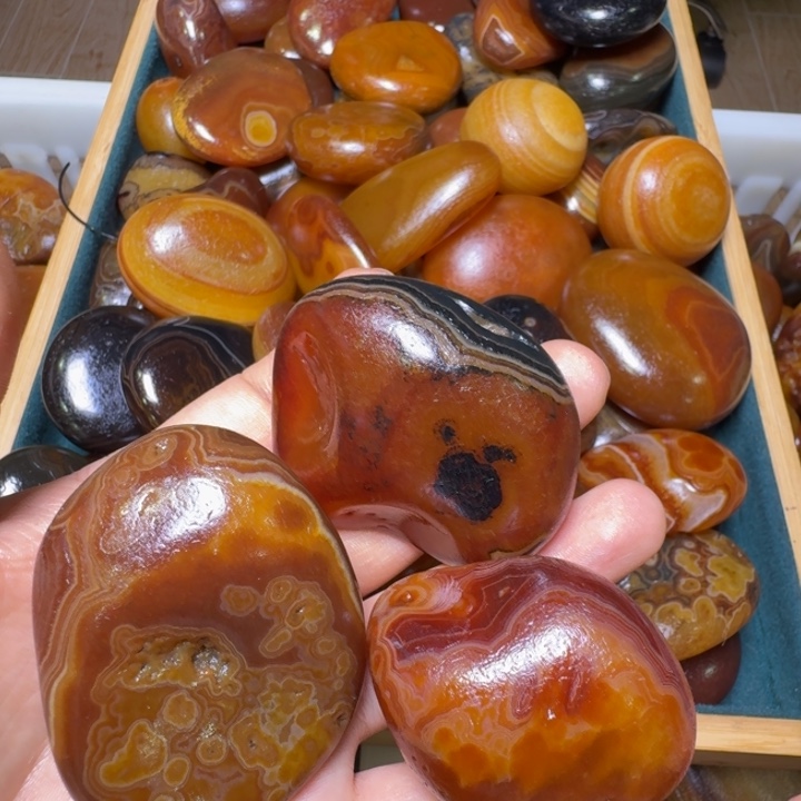 用***8瓷片马达加斯加奇石手把件浮雕